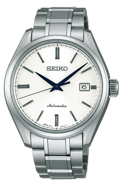 <strong>プレステージライン<br />SARX033</strong><br />ケース｜ステンレスケース（ダイヤシールド）<br />風防｜サファイアガラス（スーパークリア コーティング）<br />直径｜40.8mm<br />ムーブメント｜自動巻き（Cal.6R15）<br />精度｜日差 +25秒 〜 −15秒<br />機能｜日付表示<br />ブレスレット｜ステンレススチール<br />防水性能｜10気圧<br />価格｜10万円（税別）<br />
