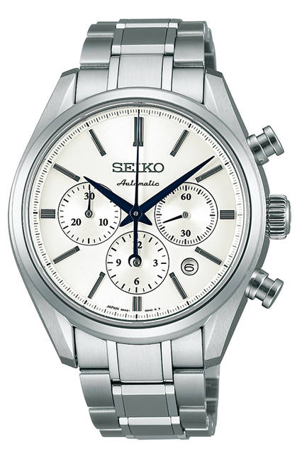 <strong>プレステージライン<br />SARK005<br /></strong>ケース｜ステンレスケース（ダイヤシールド）<br />風防｜サファイアガラス（スーパークリア コーティング）<br />直径｜40.7mm<br />ムーブメント｜自動巻き（Cal.8R48）<br />精度｜日差 +25秒 〜 −15秒<br />機能｜クロノグラフ（30分積算計、12時間積算計）、スモールセコンド<br />ブレスレット｜ステンレススチール<br />防水性能｜10気圧<br />価格｜22万円（税別）<br />