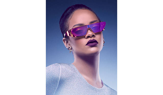 <strong>リアーナ</strong><br /> クラシックメタル バージョン<br /> カラー｜5色<br /> 価格｜9万8000円（税抜）<br />Photo Credit：Jean-Baptiste Mondino