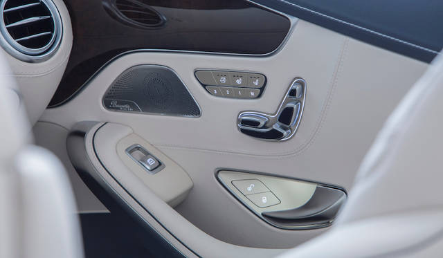 Mercedes-Benz S Class Cabriolet|メルセデス・ベンツ Sクラス カブリオレ ドア内張のアームレスト、中央のアームレスト、それにステアリングホイールはヒーター内蔵