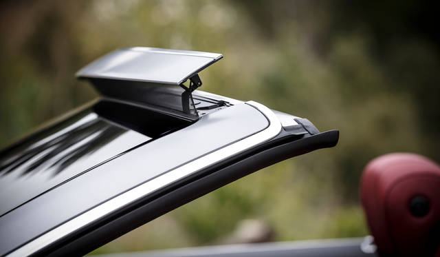 Mercedes AMG S 63 4MATIC Cabriolet|メルセデスAMG S 63 4マティック カブリオレ ウィンドシールドの傾斜は大きく前席乗員は風の巻き込みを感じない