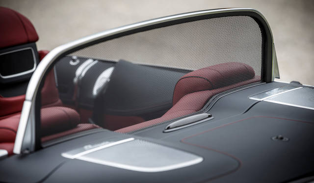 Mercedes AMG S 63 4MATIC Cabriolet|メルセデスAMG S 63 4マティック カブリオレ 「エアキャップ」を作動させれば、ウィンドシールドの上端が持ち上がるのと後席背後にスクリーンが出る