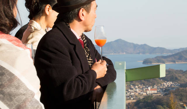 浄土寺山頂より尾道の景観を楽しむ参加者たち