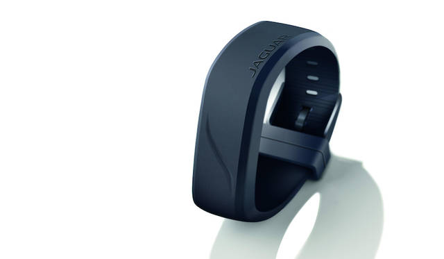 リストバンド型アクティビティキーを近づけるだけで車両の施錠、開錠が可能