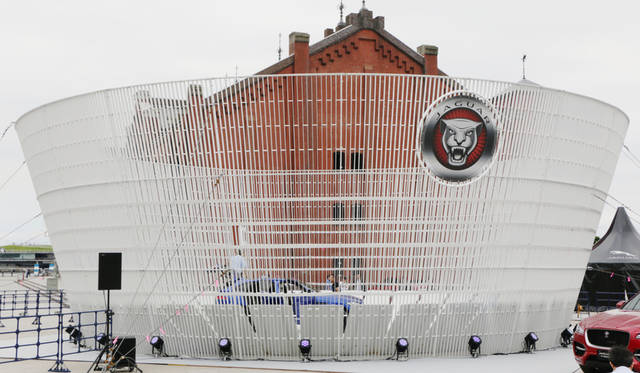 Fペースのもつ高い運動性能を実証すべく、発表会場では檻状となった壁面を走行するスタントが催された