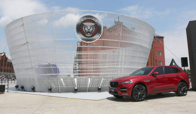 Fペースのもつ高い運動性能を実証すべく、発表会場では檻状となった壁面を走行するスタントが催された