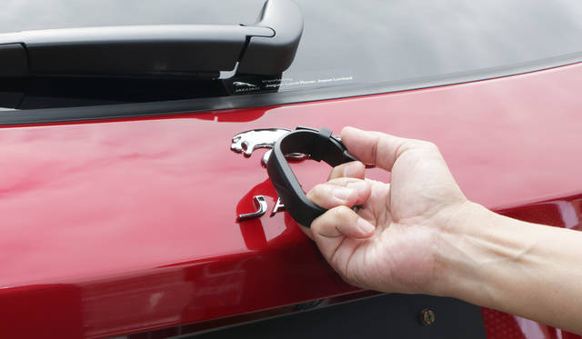 リストバンド型アクティビティキーを近づけるだけで車両の施錠、開錠が可能