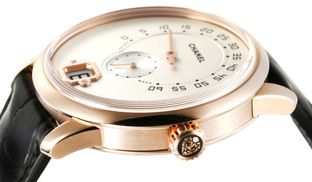 <strong>ムッシュー ドゥ シャネル</strong><br />ケース｜ベージュゴールド<br />直径｜40mm<br />厚さ｜10.4mm<br />ムーブメント｜手巻き（CHANEL キャリバー1. ジャンピングアワー）<br />機能｜ジャンピングアワー（6時位置の小窓による時表示）、レトログラード（オフセンターの240度の分表示）、秒表示（センターのインダイヤル）<br />ストラップ｜アリゲーター<br />防水性能｜3気圧防水<br />発売日｜2016年夏予定<br />予価｜426万6000円（税込）<br />