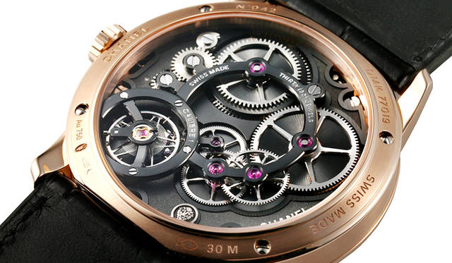 <strong>ムッシュー ドゥ シャネル</strong><br />ケース｜ベージュゴールド<br />直径｜40mm<br />厚さ｜10.4mm<br />ムーブメント｜手巻き（CHANEL キャリバー1. ジャンピングアワー）<br />機能｜ジャンピングアワー（6時位置の小窓による時表示）、レトログラード（オフセンターの240度の分表示）、秒表示（センターのインダイヤル）<br />ストラップ｜アリゲーター<br />防水性能｜3気圧防水<br />発売日｜2016年夏予定<br />予価｜426万6000円（税込）<br />