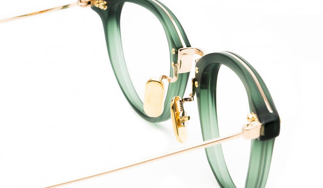 <strong>Curator キュレーター(学芸員)</strong><br />価格|4万2000円(税抜)<br /> カラー|ネイビー、ダークグリーン、ネイビー(マット)、ダークグリーン(マット)、ダークブラウン、アイス <br /> 