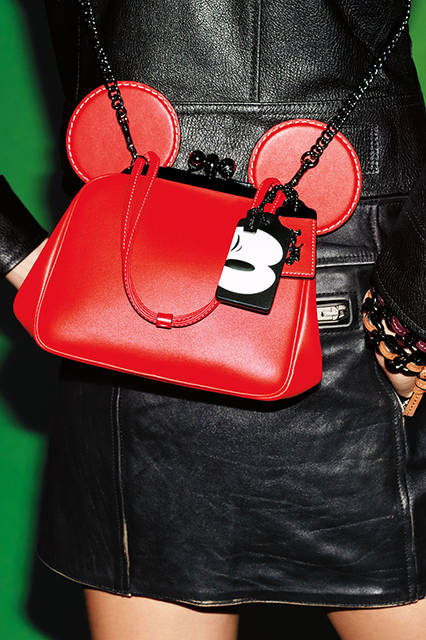 <strong>ミッキー キスロック バッグ グラブタン レザー</strong><br>価格｜7万3440円<br>サイズ｜H14.5 x W13 x D9（cm）<br><br>