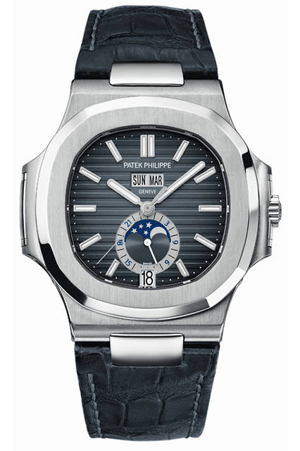 <strong>ノーチラス 年次カレンダー<br /> Ref.5726A</strong><br /> ケース｜ステンレススチール<br /> 直径｜40.5mm（10-4時方向）<br /> 厚さ｜11.3mm<br /> ムーブメント｜自動巻き（Cal. 324 S QA LU 24H/303）<br /> 機能｜年次カレンダー（12時位置下の曜日・月表示、6時位置に日付表示）、ムーンフェイズ、24時間表示<br /> ストラップ｜アリゲーター（ノーチラス折り畳み式バックル）<br /> 防水｜12気圧防水<br /> 価格｜444万円（税抜）<br />