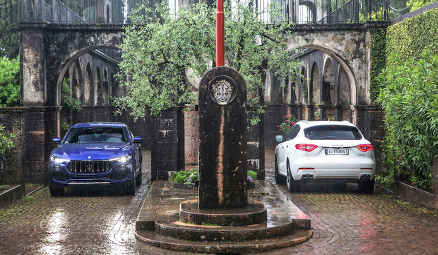 ヘッドランプはLEDを使った薄型でその下に円形のスポットがつきSUV感を出している