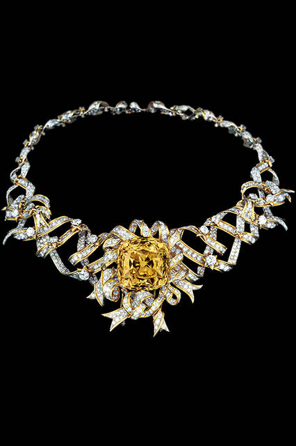 ジュエリーデザイナーのジーン・シュランバーゼが「ティファニー ダイヤモンド」を用いてデザインしたネックレスは1961年、映画『ティファニーで朝食を』の宣伝用写真として登場。