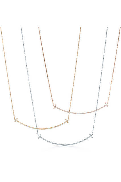 <strong>ティファニーＴ　スマイル ペンダント</strong><br /> 素材｜上からローズゴールド×ダイヤモンド、イエローゴールド×ダイヤモンド、ホワイトゴールド×ダイヤモンド<br /> チェーンの長さ｜共に約41〜46cm（調整可能）<br /> 価格｜共に50万2200円<br />