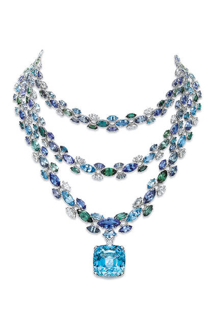 <strong>スリー ストランド ドロップネックレス</strong><br /> 素材｜アクアマリン（52.80ct）、カラード ジェムストーン、ダイヤモンド<br />