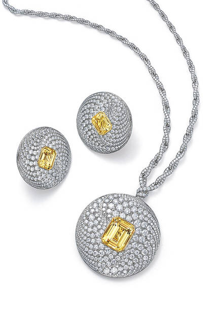 <strong>イエロー サファイヤ タイドペンダント</strong><br /> 素材｜イエローサファイヤ（22.11ct）、ダイヤモンド<br />