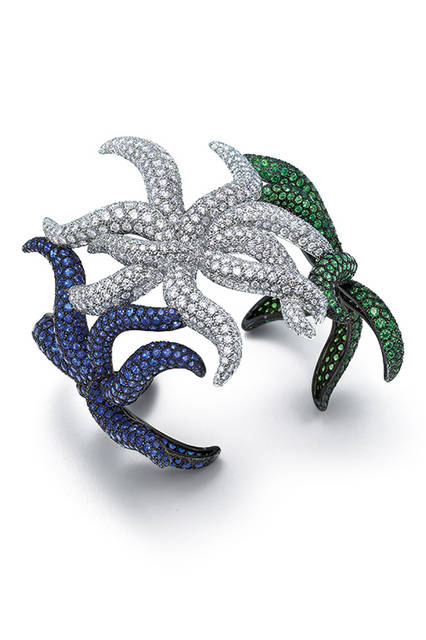 <strong>スターフィッシュ トリオカフ</strong><br /> 素材｜ダイヤモンド、サファイヤ、ツァボライト<br />