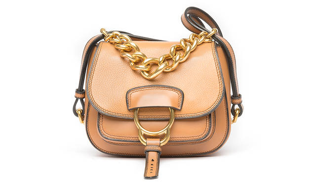 <strong>「ダリア バッグ」コレクション</strong><br /> 価格｜22万6000円（予定価格）、サイズ｜H19×W27×D7.5 cm、 素材｜山羊革（一部牛革）、 カラー｜ホワイト