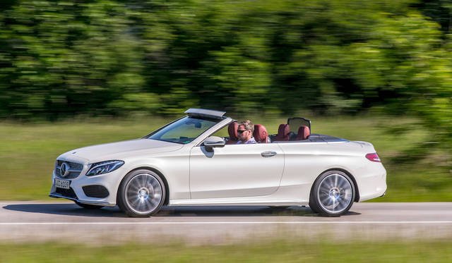 電動でスポイラーとスクリーンが出て風の巻き込みを防ぐエアキャップはオプション