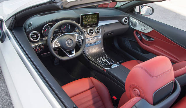 内装の基本テーマはCクラス クーペに準じている