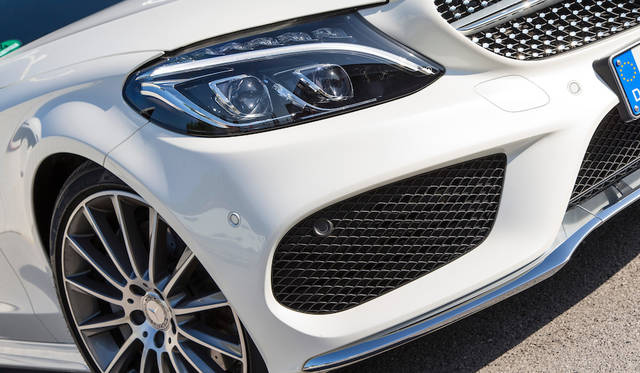 セダンより車高は15mm低められている