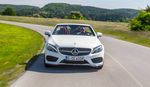 C 300 カブリオレは静止から時速100kmまでを6.4秒で加速する