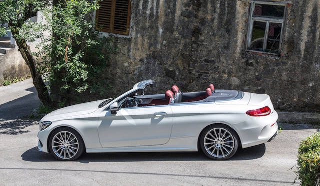 後席はバケットタイプとなりバックレストは50対50の分割可倒式