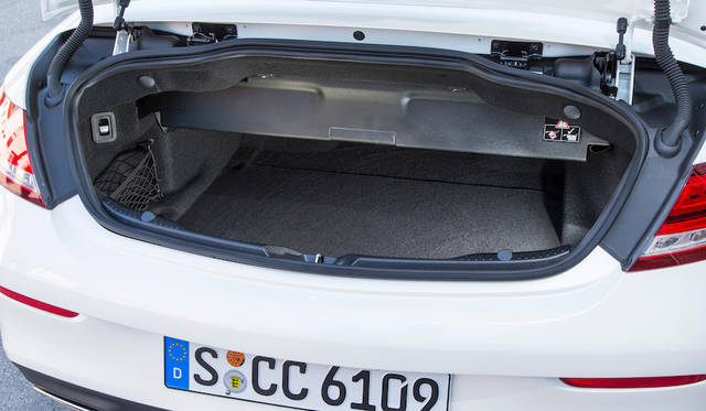 トランクはソフトトップを上げた状態で容量360リッター、幌を開けると285リッター