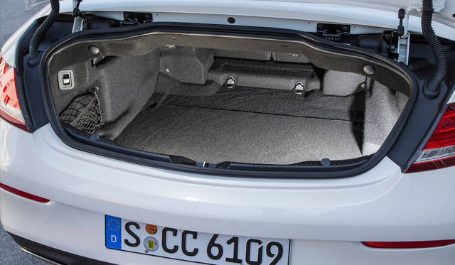 トランクはソフトトップを上げた状態で容量360リッター、幌を開けると285リッター