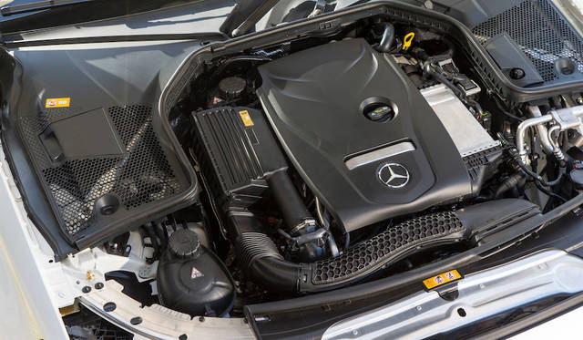 C 300 カブリオレの1,991cc直列4気筒は最高出力180（245ps）/5,500rpm、最大トルク370Nm/1,300-4,000rpm
