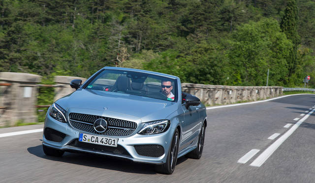 C 43 4MATIC カブリオレは静止から時速100kmまでを4.8秒で加速する