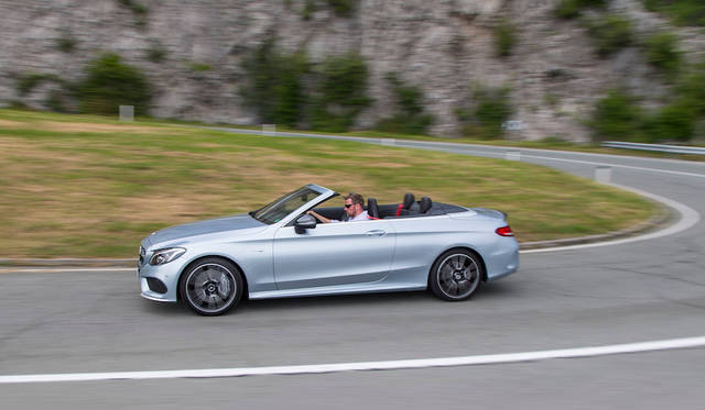 サスペンションシステムは金属バネに可変ダンパーが基本で、「エアマチック」エアサスペンションがオプション