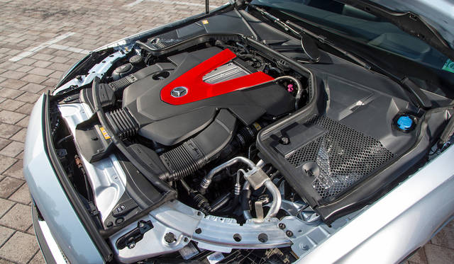 C 43 4MATIC カブリオレの2,996cc V6エンジンは最高出力270（367ps）/5,500-6,000rpm、最大トルク520Nm/2,000-4,200rpm