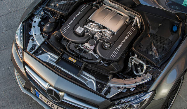 C 63 S カブリオレの3,982cc V8エンジンは最高出力375（510ps）/5,500-6,250rpm、最大トルク700Nm/1,750-4,500rpm