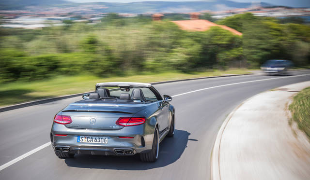 標準装備「アダプティブ アジャスタブル ダンピング」は電子制御で前後左右のダンパーをコントロールし最適のコーナリング性能と乗り心地のミートポイントを追求する