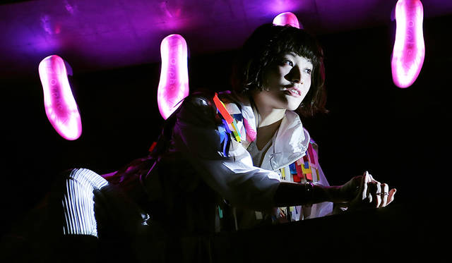 コムアイによるスペシャルコンテンツ、コラボ楽曲披露