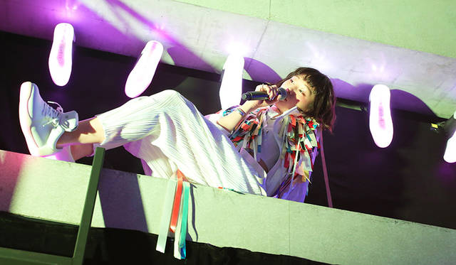 コムアイによるスペシャルコンテンツ、コラボ楽曲披露