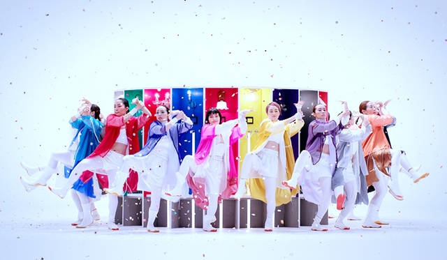 コムアイによるスペシャルコンテンツ、コラボ楽曲披露