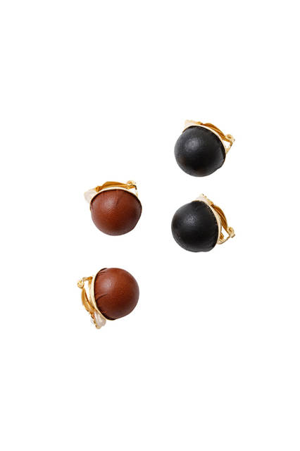 レザーボールイヤリング<br> 1万6000円（税抜）<br>　(18mm)