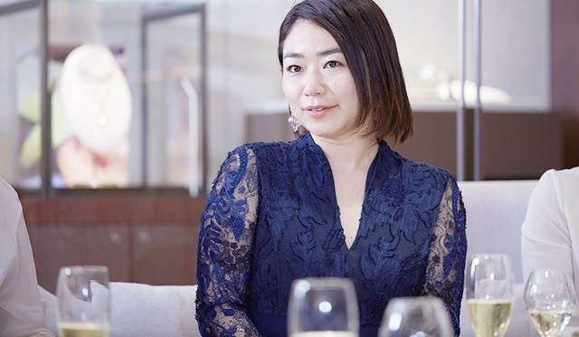 <strong>向井麻衣｜MUKAI Mai</strong><br /> 株式会社Lalitpur代表取締役社長。1982年宮城県生まれ。 2013年ネパール発のナチュラル化粧品ブランドLalitpurをスタートする。 東日本大震災以降は40社の化粧品メーカーから寄付を募った約10000点の化粧品を被災地へ届け、ワークショップを実施。2012年にAVON女性年度賞、ソトコトロハスデザイン賞 ヒト部門大賞を受賞。http://lalitpur.jp/