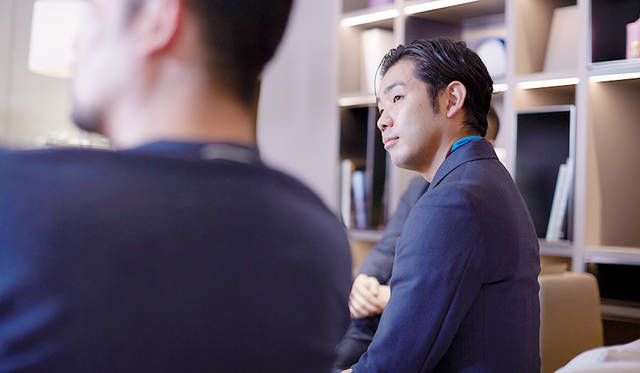 <strong>細尾真孝｜HOSOO Masataka</strong> <br>株式会社細尾　取締役。1978年、西陣織老舗 細尾家に生まれる。09年より新規事業を手がける。帯の技術、素材をベースにしたファブリックを海外に向けて展開し、建築家のピーター・マリノ氏が手がけたディオール、シャネルの店舗に使用される。「伝統工芸」を担う同世代の若手後継者によるプロジェクト「GO ON」のメンバーとして国内外で幅広く活動中。http://www.goon-project.com/