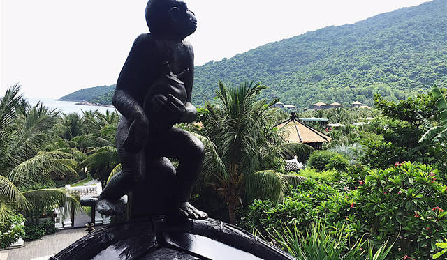 「インターコンチネンタル・ダナン・サン・ペニンシュラ・リゾート」は白と黒を貴重にしたベトナム式の建築様式が特徴的。目の前にはプライベートビーチと「モンキーベイ」が広がる