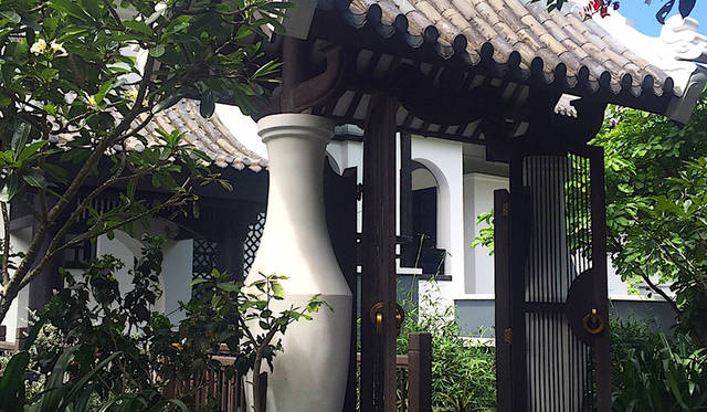 「インターコンチネンタル・ダナン・サン・ペニンシュラ・リゾート」は白と黒を貴重にしたベトナム式の建築様式が特徴的