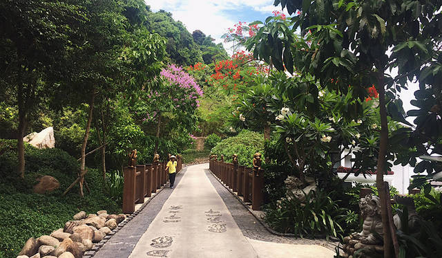 「インターコンチネンタル・ダナン・サン・ペニンシュラ・リゾート」は白と黒を貴重にしたベトナム式の建築様式が特徴的。全200の客室は、山の斜面から海に向かって4層に「ヘブンレベル」「スカイレベル」「アースレベル」「シーレベル」に分かれている