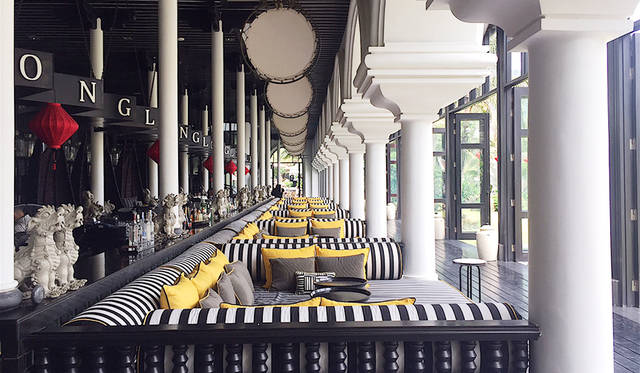 「インターコンチネンタル・ダナン・サン・ペニンシュラ・リゾート」内の長いソファでくつろげる「ロングバー」