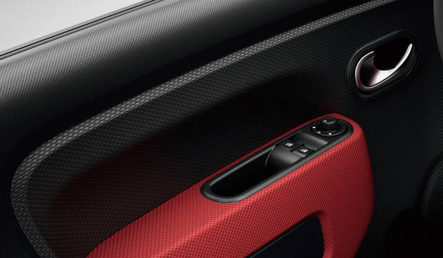 写真は本国仕様（日本仕様は右ハンドルのみ）