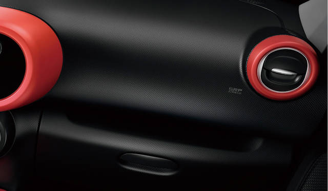 写真は本国仕様（日本仕様は右ハンドルのみ）