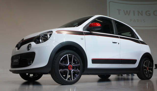 ミラーハウジングやボディサイドラインの赤が特別なカラーリングだ