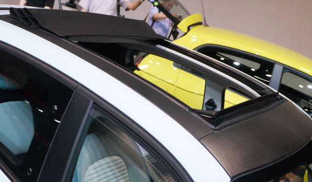 キャンパストップは電動式